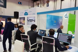 Javier Encinas, Sales Manager de VSN para EMEA, realiza una demostración de producto en directo en CABSAT 2017.